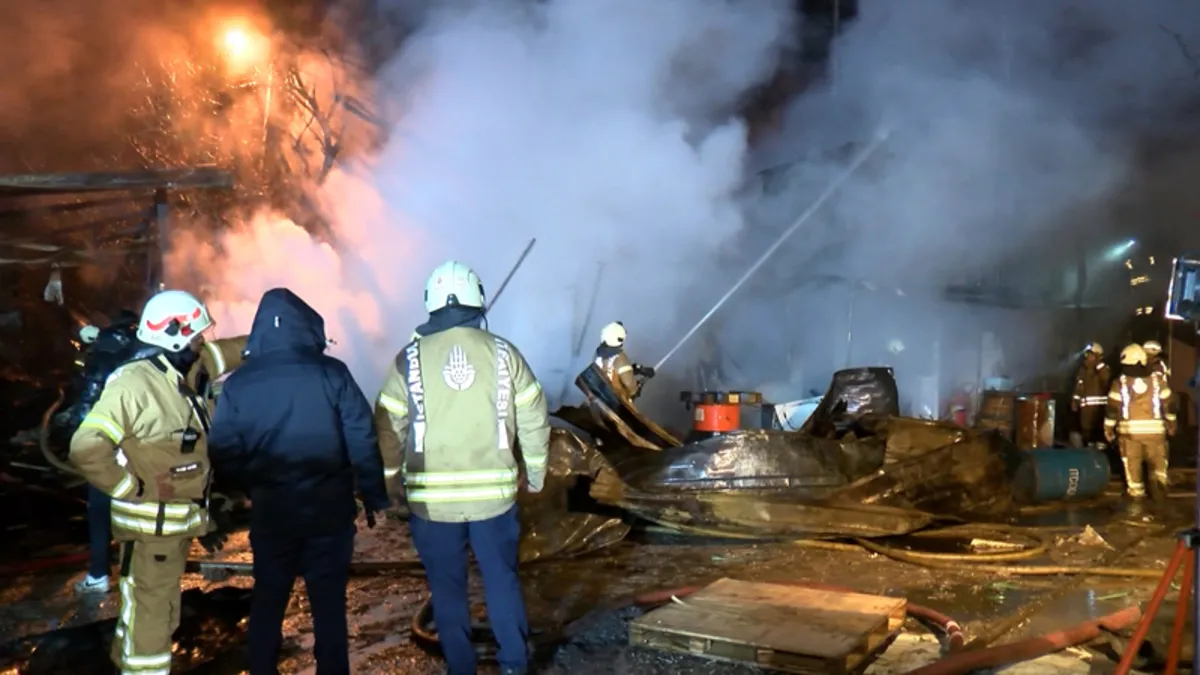 Tuzla'da fabrika yangını! İşçilerin kaldığı konteynere sıçradı