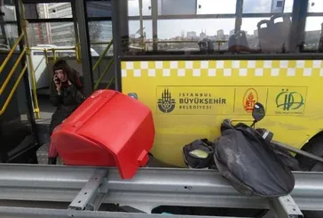 Ataşehir'de İETT kabusu: Otobüs ile bariyer arasında sıkışan motosikletli yaralandı