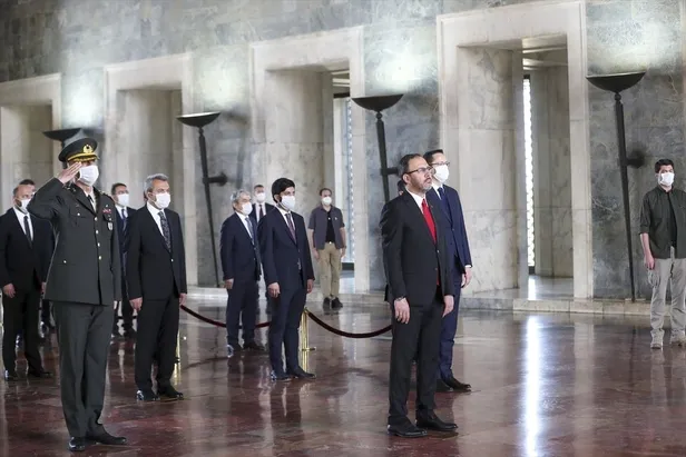 Son dakika: Bakan Kasapoğlu ve beraberindeki heyet 19 Mayıs kutlamaları kapsamında Anıtkabir'i ziyaret etti-3