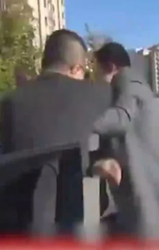 Beyaz TV muhabiri Gençay Ünal sürücüden tekme tokat dayak yedi