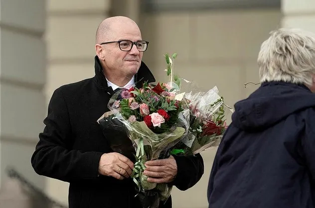 18 yaşındaki lise öğrencisiyle yasak ilişki yaşadığı ortaya çıkan Norveç Savunma Bakanı Enoksen istifa etti