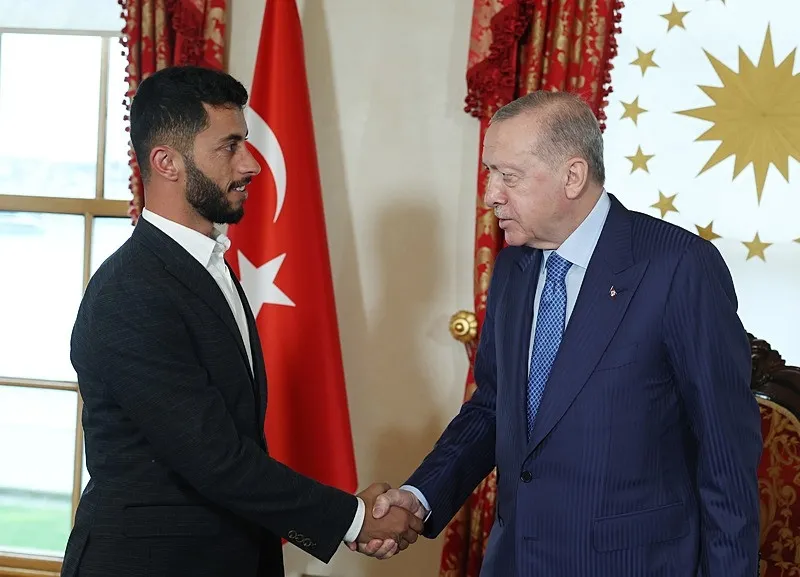 Başkan Erdoğan, Filistinli yönetmen Basel Adra'yı Cumhurbaşkanlığı Dolmabahçe Ofisi'nde kabul etti. (AA)