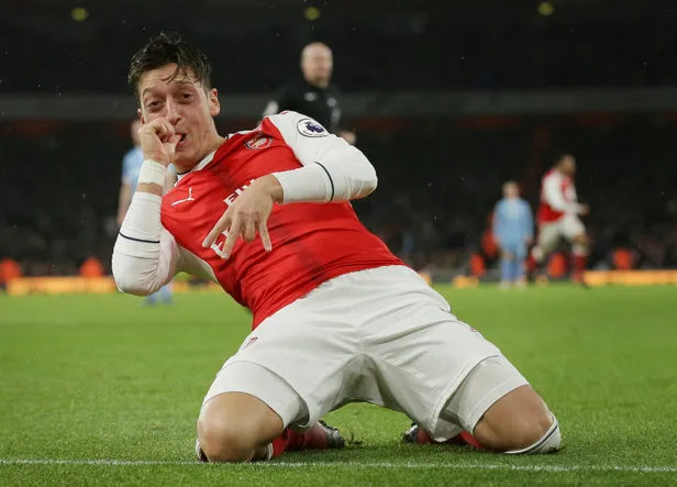 Uli Hoeness Mesut Özil’e yine hakaret etti!-1