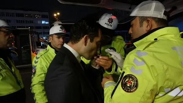 karakoyde-tramvay-yoluna-giren-cipin-lastikleri-patladi-surucu-araci-birakip-gidince-polis-getirdi-1667843910485.jpg Karaköy'de tramvay yoluna giren cipin lastikleri patladı! Sürücü aracı bırakıp gidince polis getirdi-6