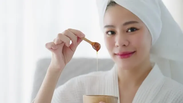 4-2-4-sistemiyle-45-yasinda-bile-25-gosteriyorlar-koreli-kadinlarin-genclik-sirri-cozuldu-1701457501697.jpg 4-2-4 sistemiyle 45 yaşında bile 25 gösteriyorlar: İşte Koreli kadınların gençlik sırrı-2