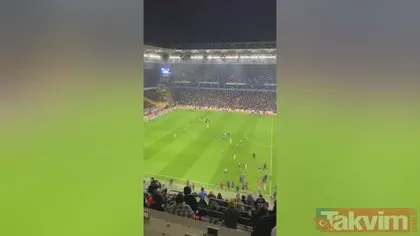 Fenerbahçe - Trabzonspor derbisinde saha karıştı! Hakem Zorbay Küçük’ün üzerine yürüyen taraftarı futbolcular engelledi