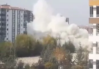 Malatya'da 12 katlı ağır hasarlı bina yerle bir oldu! O anlar saniye saniye görüntülendi-3