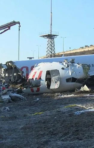 Sabiha Gökçen'de pistten çıkan Pegasus uçağının enkazını kaldırma çalışmaları sürüyor