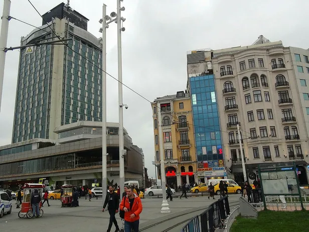 Taksim'de bir otelin 8'inci katından merdiven boşluğuna düşen kişi hayatını kaybetti-1