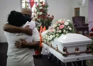 Dünyayı şoke eden görüntüler! Koronavirüs vakaları tırmanış yaptı! Cenazeleri koyacak yer kalmadı!