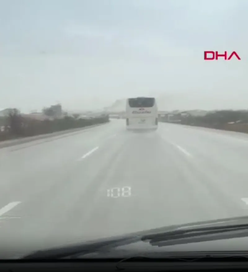 10-kisinin-oldugu-kazadan-ders-alinmadi-ayni-firmanin-otobusu-hiz-yaparken-goruntulendi-1770130340465.jpeg 10 kişinin öldüğü kazadan ders alınmadı: Aynı firmanın otobüsü hız yaparken görüntülendi!-3