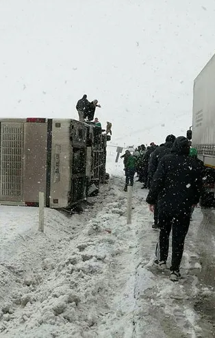 Bursaspor taraftarlarını taşıyan otobüs Erzurum'a giderken devrildi