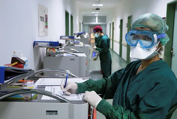1607158367328.jpg Samsun'da koronavirüs hastalarının son istekleri sağlık çalışanlarını ağlatıyor: "Bana biraz daha nefes ver"-4