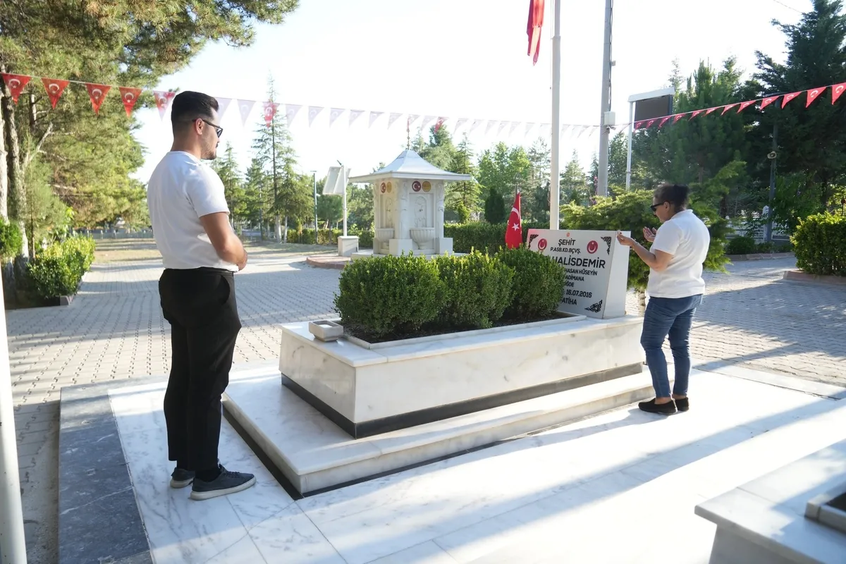 Ömer Halisdemir'in kabrine akın... Aksakallı: O Alparslan'ın kefenini giydi! Gazze'den duygulandıran çizim-10