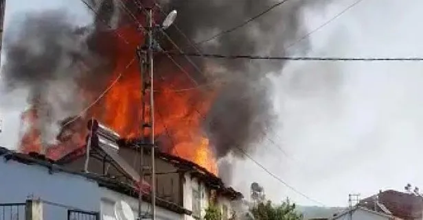 Bursa’da feci yangın! 2 ahşap ev kül oldu!