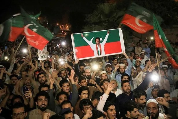 Son dakika: Pakistan'da muhalefet bloğunun adayı Şahbaz Şerif meclisteki oylamada başbakanlığa seçildi-2