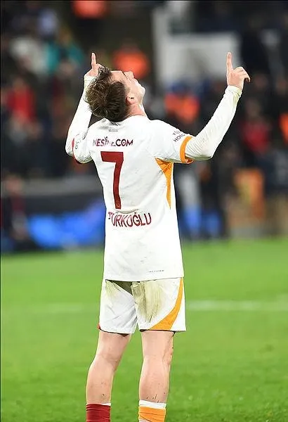 galatasaray-kesenin-agzini-acti-kerem-akturkogluna-21-kat-zam-yapti-1-yil-oncesine-kadar-850-bin-tlye-oynuyord-1670632480492.jpeg Galatasaray kesenin ağzını açtı! Kerem Aktürkoğlu'na 21 kat zam yaptı! 1 yıl öncesine kadar 850 bin TL'ye oynuyordu...-3