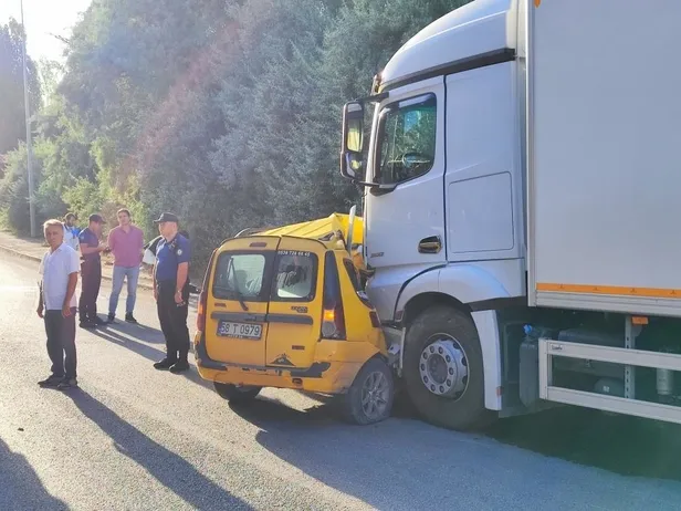 Sivas'ta feci kaza! Kamyon çarptığı ticari taksiyi sürükledi: 4 ölü-3