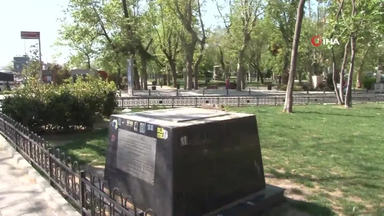 Kadıköy’de Alex’in heykeli kaldırıldı!