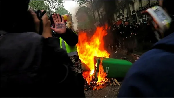 fransa-yangin-yeri-1-mayis-gosterilerinde-paris-sokaklari-karisti-1619885120645.jpeg Fransa yangın yeri! 1 Mayıs gösterilerinde Paris sokakları karıştı-4