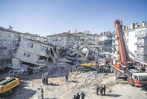 Fırsatçılar Elazığ'da kiraya fahiş zam yaptı, şehit ailesi ise devletin verdiği evi depremzedeye bağışladı!-1