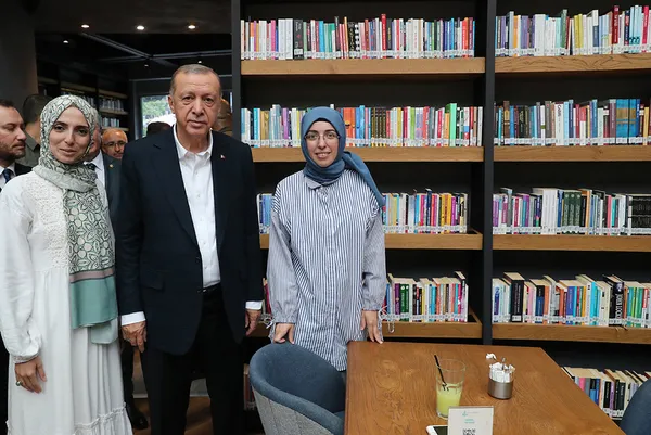 Başkan Erdoğan Nevmekan Sahil'de öğrencilerle sohbet etti-2