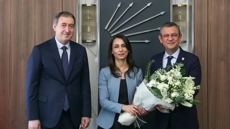 CHP'nin ortağı DEM'den 'Kandil' mitingi! Özgür Özel'in çiçek verdiği Tuncer Bakırhan'dan küstahlık: Öcalan’ın deklarasyonunun arkasındayız