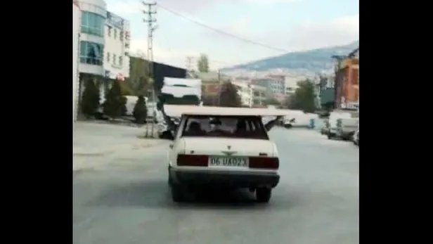 Ankara'da araba üzerinde sunta taşıyan sürücü hayrete düşürdü-1