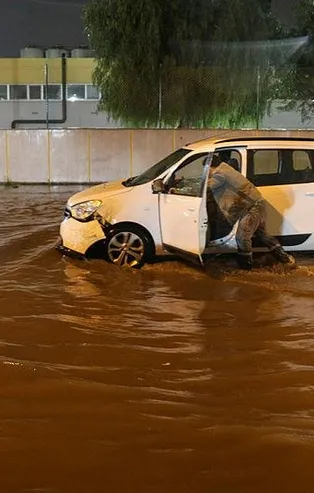 İzmir'i sağanak vurdu! Rögarlar taştı araçlar yollarda kaldı