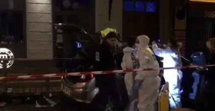 Fransa'da alarm: Araç kalabalığın arasına daldı