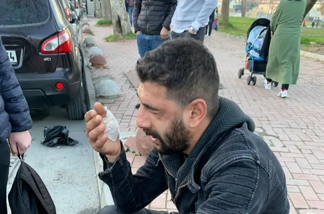 İBB zabıta ekipleri Eminönü meydanında seyyar satıcıyı darp etti iddiası! Avukat darp fotoğraflarını paylaştı