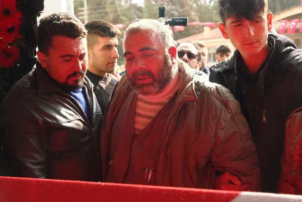 sehit-aysenur-alkanin-babasi-ilk-kez-ogretmenler-gununu-kutlayacakti-beni-ayakta-tutan-tek-sey-1669270569056.jpg İşte şehit öğretmen Ayşenur Alkan'ın hayali! Babası açıkladı: Yoksullara yardım etmek istiyordu-2