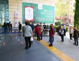 17 günlük tam kapanmanın ardından normalleşmenin ilk gününde AVM'lerde kuyruk oluştu