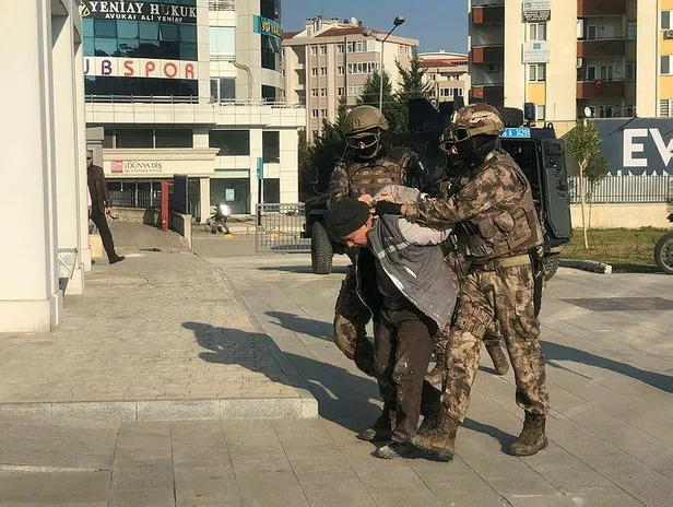 Son dakika: DEAŞ'ın sözde üst düzey yöneticisinin eşi ve oğlu Kocaeli'de gözaltına alındı-3