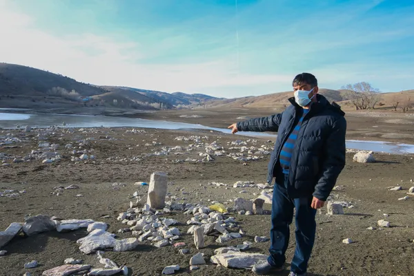 sivasin-yildizeli-ilcesinde-bulunan-caglar-goletinde-kurakligin-etkisiyle-sular-altinda-kalan-mezarlar-50-yil-sonra-ortaya-cikti-1609232278991.jpg Sivas'ın Yıldızeli ilçesinde bulunan Çağlar göletinde kuraklığın etkisiyle sular altında kalan mezarlar 50 yıl sonra ortaya çıktı-2