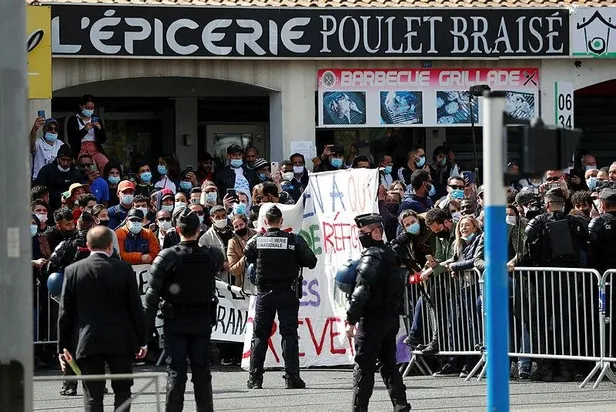 fransa-cumhurbaskani-emmanuel-macrona-sok-protesto-istifasini-istediler-1618864370801.jpeg Fransa Cumhurbaşkanı Emmanuel Macron'a şok protesto! İstifasını istediler-2