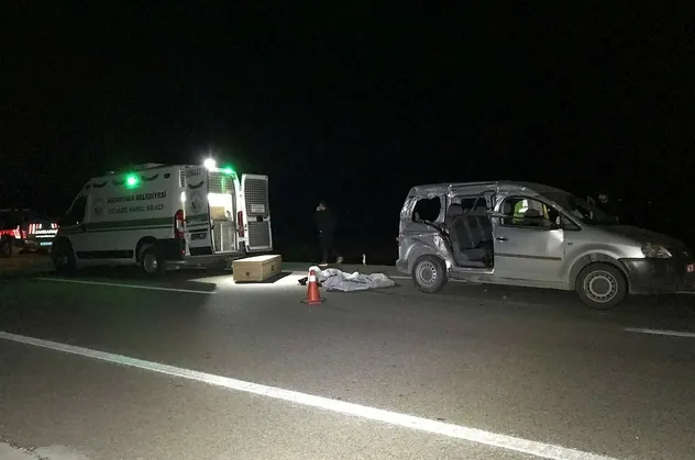 Konya'da feci kaza! Pancar yüklü kamyona çarptı: 1 ölü 3 yaralı