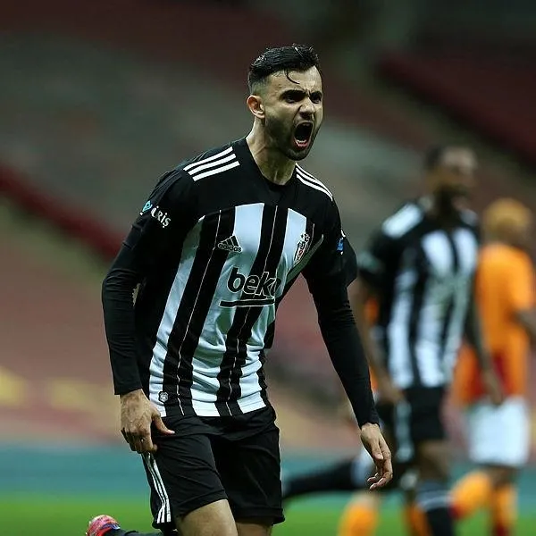besiktas-rachid-ghezzala-kavusuyor-cezayirli-yildiz-istanbul-yolunda-1628528111812.jpeg