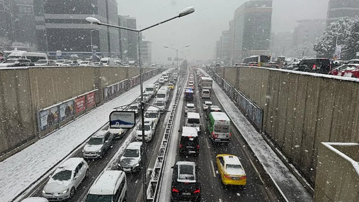 İstanbul'da kar manzarası....Trafik durdu toplu ulaşım çöktü!