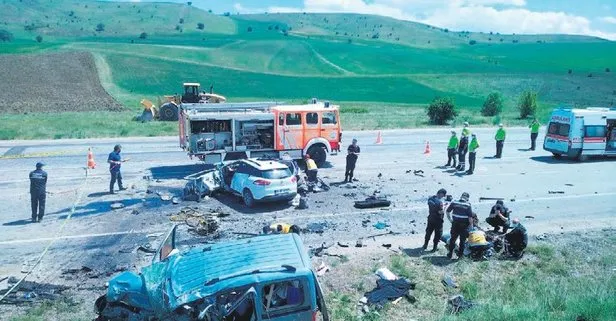 Sivas’ın Gölova ilçesinde feci kaza! 3 saniyede 9 can gitti...