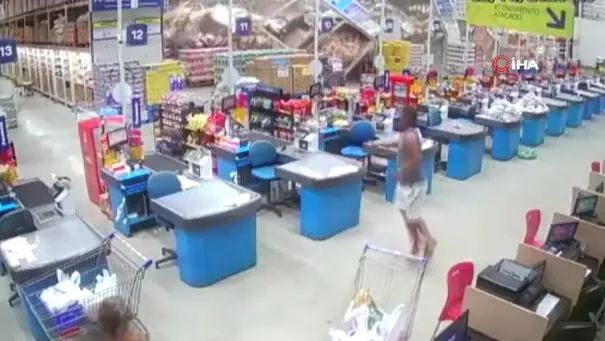 brezilyada-supermarkette-can-pazari-raflar-domino-tasi-gibi-devrildi-1601844039294.jpg Brezilya'da süpermarkette can pazarı! Raflar domino taşı gibi devrildi...-2