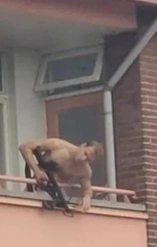 Son dakika: Hollanda'da oklu saldırı dehşeti! Evinin balkonunda hedef alıp 'Tatar Yayı' ile 2 kişiyi öldürdü 1 kişiyi yaraladı