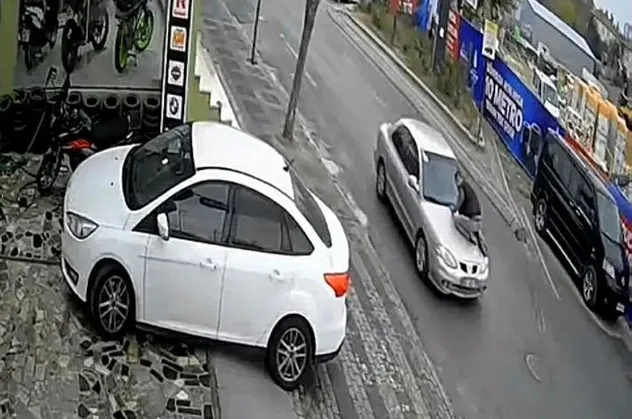 Borç verdiği kişi kaçmaya çalışınca kaputa atladı! Yer: Ümraniye