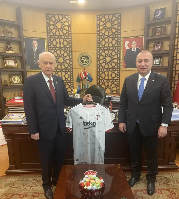 besiktasliligiyla-bilinen-mhp-genel-baskani-devlet-bahceliye-imzali-forma-hediye-edildi-1623240789521.jpg Beşiktaşlılığıyla bilinen MHP Genel Başkanı Devlet Bahçeli'ye imzalı forma hediye edildi-2