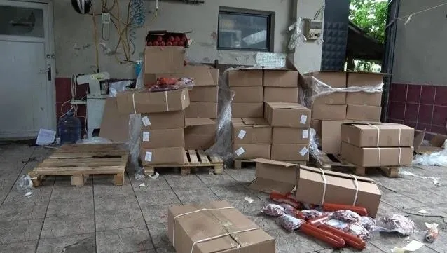 kurban-eti-yerine-kolilerden-bozuk-salam-sucuk-cikmisti-baba-ogulun-mahkeme-salonundaki-piskinlikleri-pes-dedi-1703166026484.jpeg Kurban eti yerine kolilerden bozuk salam, sucuk çıkmıştı! Baba- oğulun Mahkeme salonundaki pişkinlikleri pes dedirtti-3