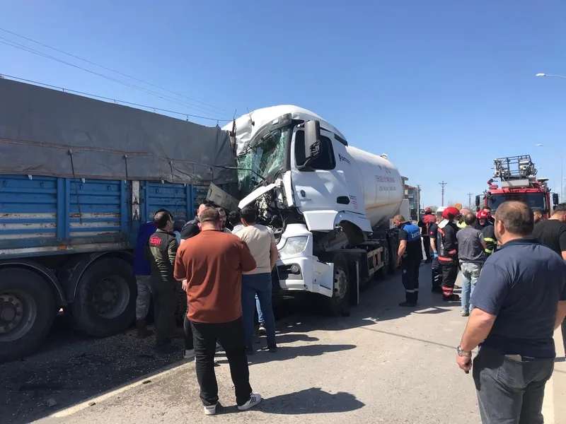 sakaryada-lpg-tankeri-tahil-yuklu-tira-carpti-bir-kisi-sikisarak-can-verdi-digeri-ise-agir-yarali-feci-kazanin-1712145761672.jpg