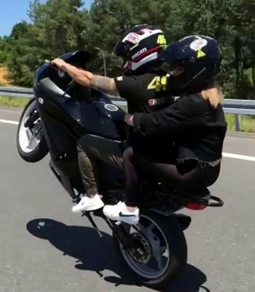 İstanbul’da şok görüntüler! Seyir halindeki motosiklette kız arkadaşının üzerinden atladı-2
