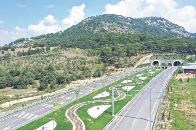 Saatlerce süren yolculuk 5 dakikaya düştü! Başkan Erdoğan Yolu Assos ve Troya Tünelleri'nin açılışını gerçekleştirdi