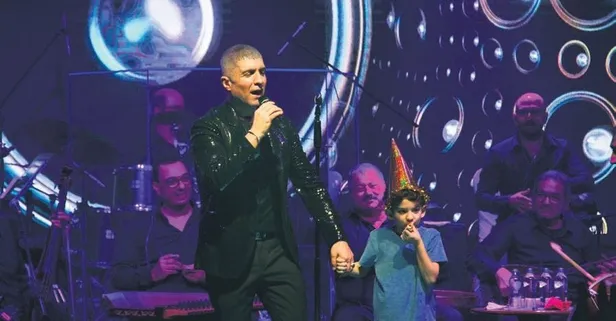 Çocuklarla dans! Özcan Deniz yeni yıla Kıbrıs'ta "Merhaba" dedi