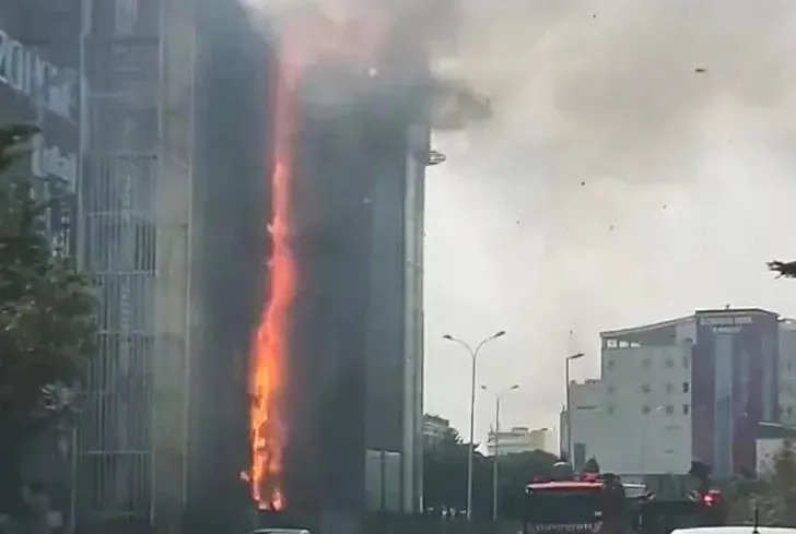 Beylikdüzü’nde bir iş merkezi alevlere teslim oldu!